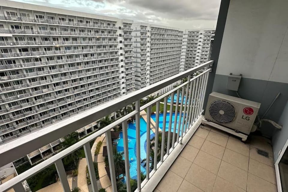 Tropical Balcony Pool View, 14th floor, MOA, Netflix, Airport at Shell Residence Apartment in Pasay