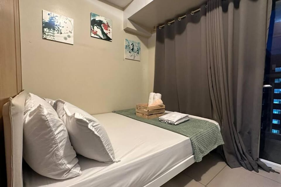 Tropical Balcony Pool View, 14th floor, MOA, Netflix, Airport at Shell Residence Apartment in Pasay
