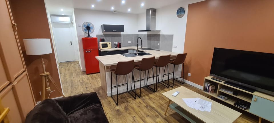 Communal lounge/ TV room, TV and multimedia, Living room, Dining area, stove