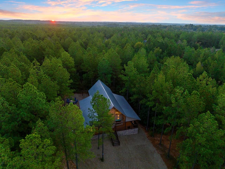 Peak A Boo Pines with Game Loft Hot Tub Fireplaces and More House in Broken Bow