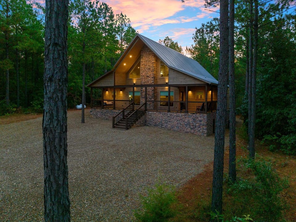 Peak A Boo Pines with Game Loft Hot Tub Fireplaces and More House in Broken Bow