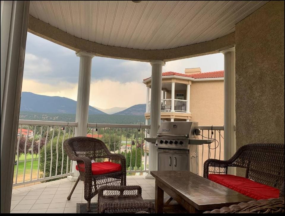 Mountain View Vacation Villa Main Floor Unit, No Stairs Apartment in British Columbia
