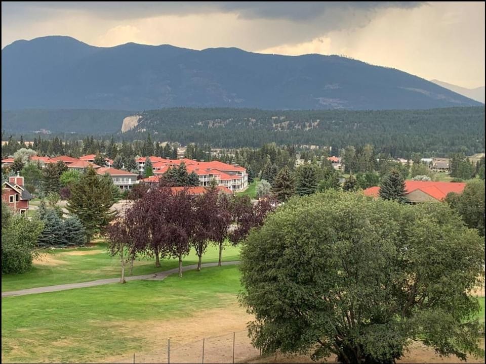 Mountain View Vacation Villa Main Floor Unit, No Stairs Apartment in British Columbia