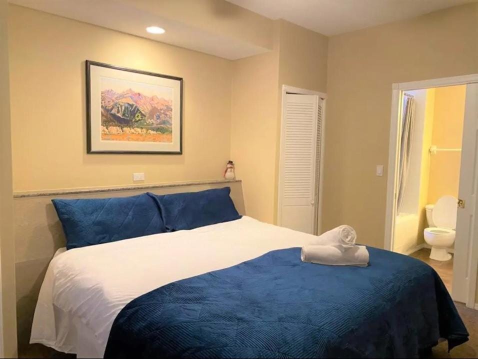 Mountain View Vacation Villa Main Floor Unit, No Stairs Apartment in British Columbia