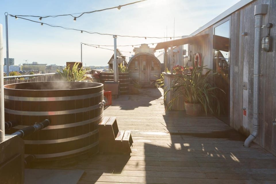 Hot Tub, Sauna
