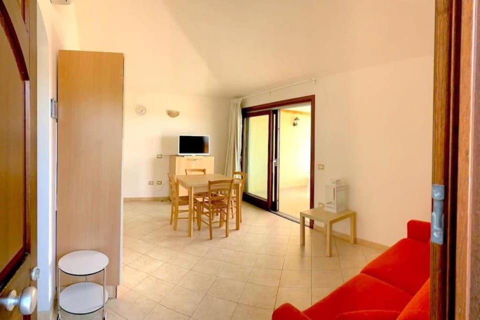 Communal lounge/ TV room, TV and multimedia, Living room, Seating area, Dining area, Evening entertainment