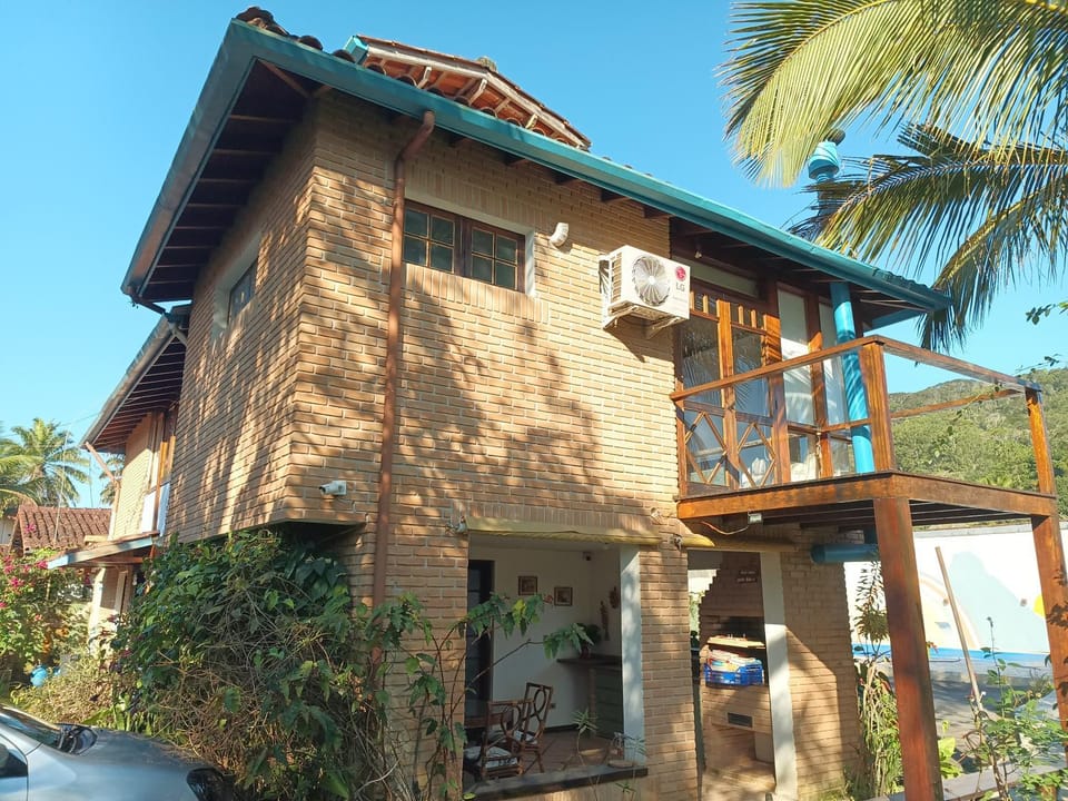 Casa com piscina a 150m da Praia do Lázaro House in State of São Paulo