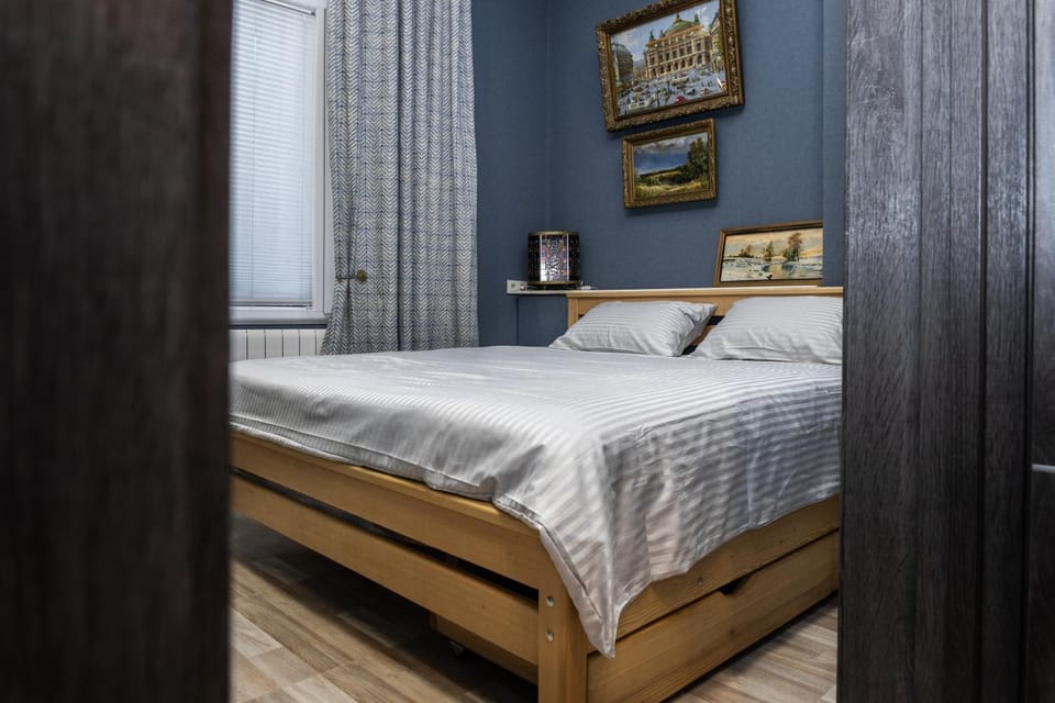 Photo of the whole room, Bedroom, wardrobe