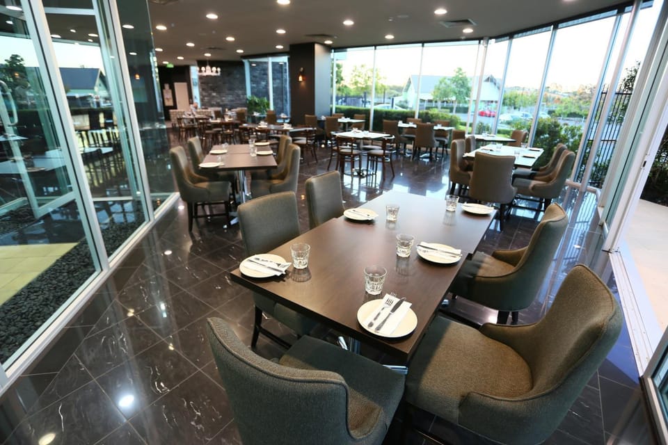 Restaurant/places to eat, Coffee/tea facilities, Dining area