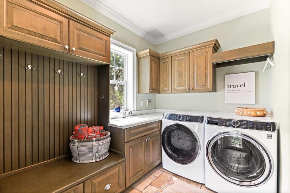Photo of the whole room, washing machine, dryer