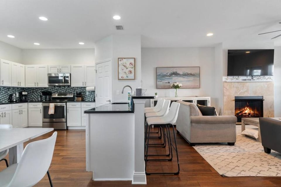 TV and multimedia, Seating area, Dining area