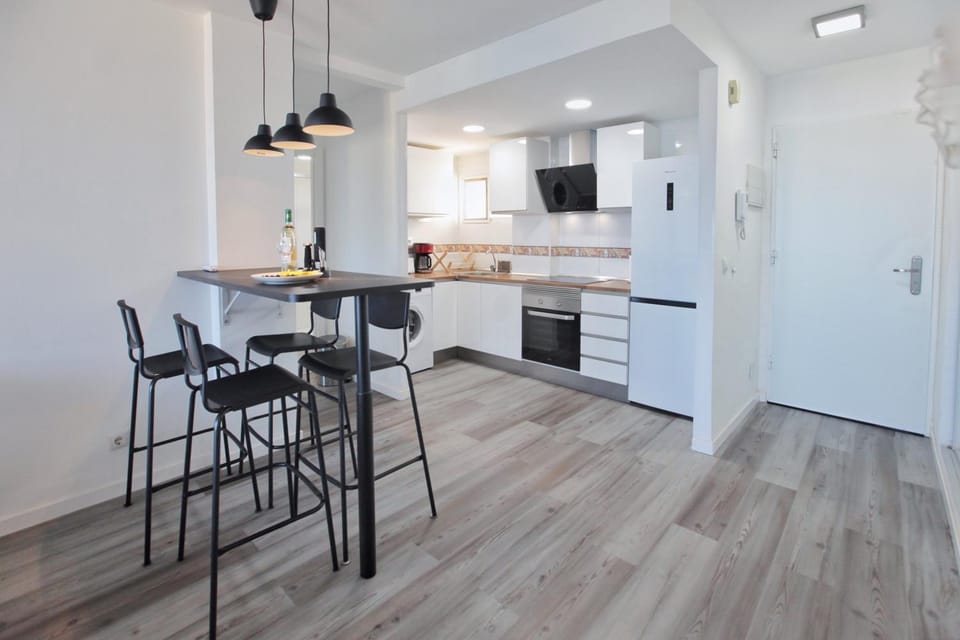 Kitchen or kitchenette, Dining area, minibar, pet friendly, stove, toaster