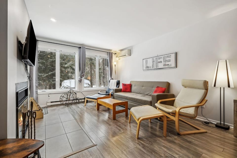 Little Sunshine, Nature retreat, 10min of mountain Apartment in Mont-Tremblant