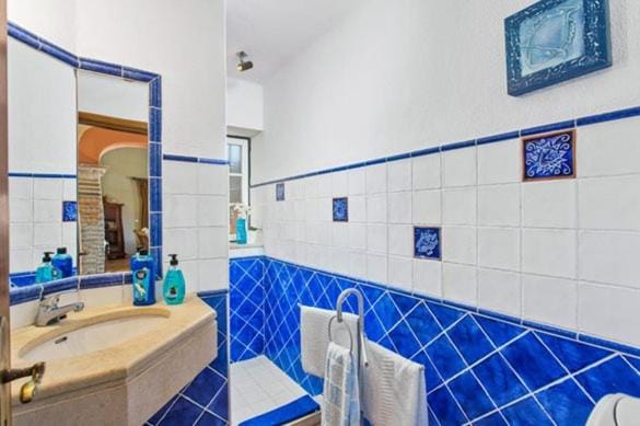 Toilet, towels