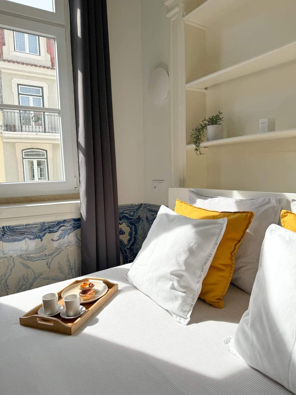 Spacious Historic Room on Rua Augusta Bed and Breakfast in Lisbon