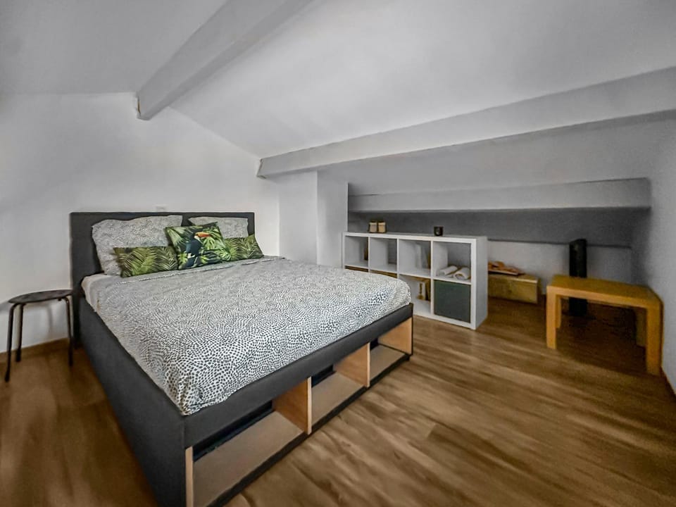 Bed, Photo of the whole room, Bedroom