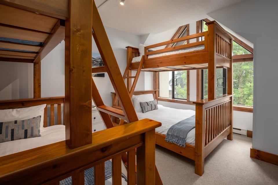 Bedroom, bunk bed