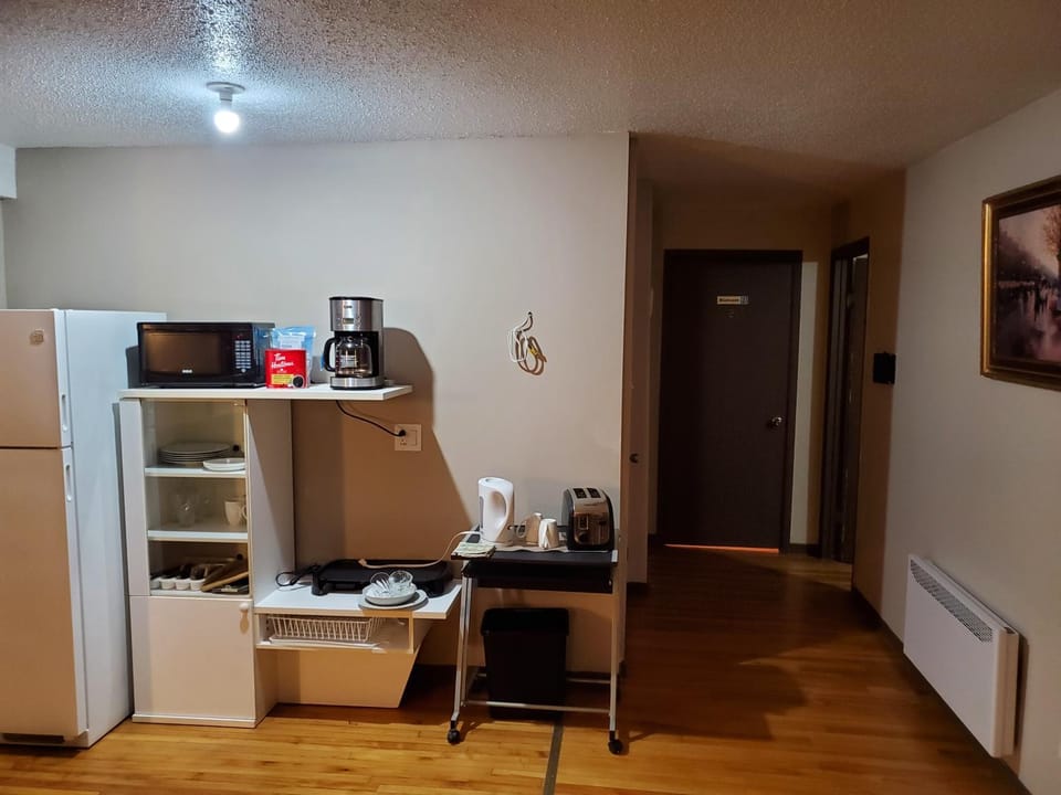 Coffee/tea facilities, minibar, pet friendly, toaster