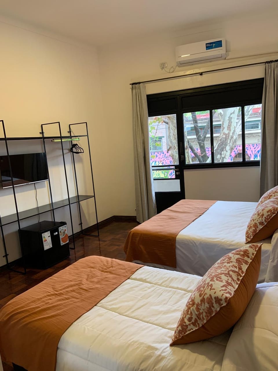 Bed, TV and multimedia, Photo of the whole room, Bedroom, oven, air conditioner