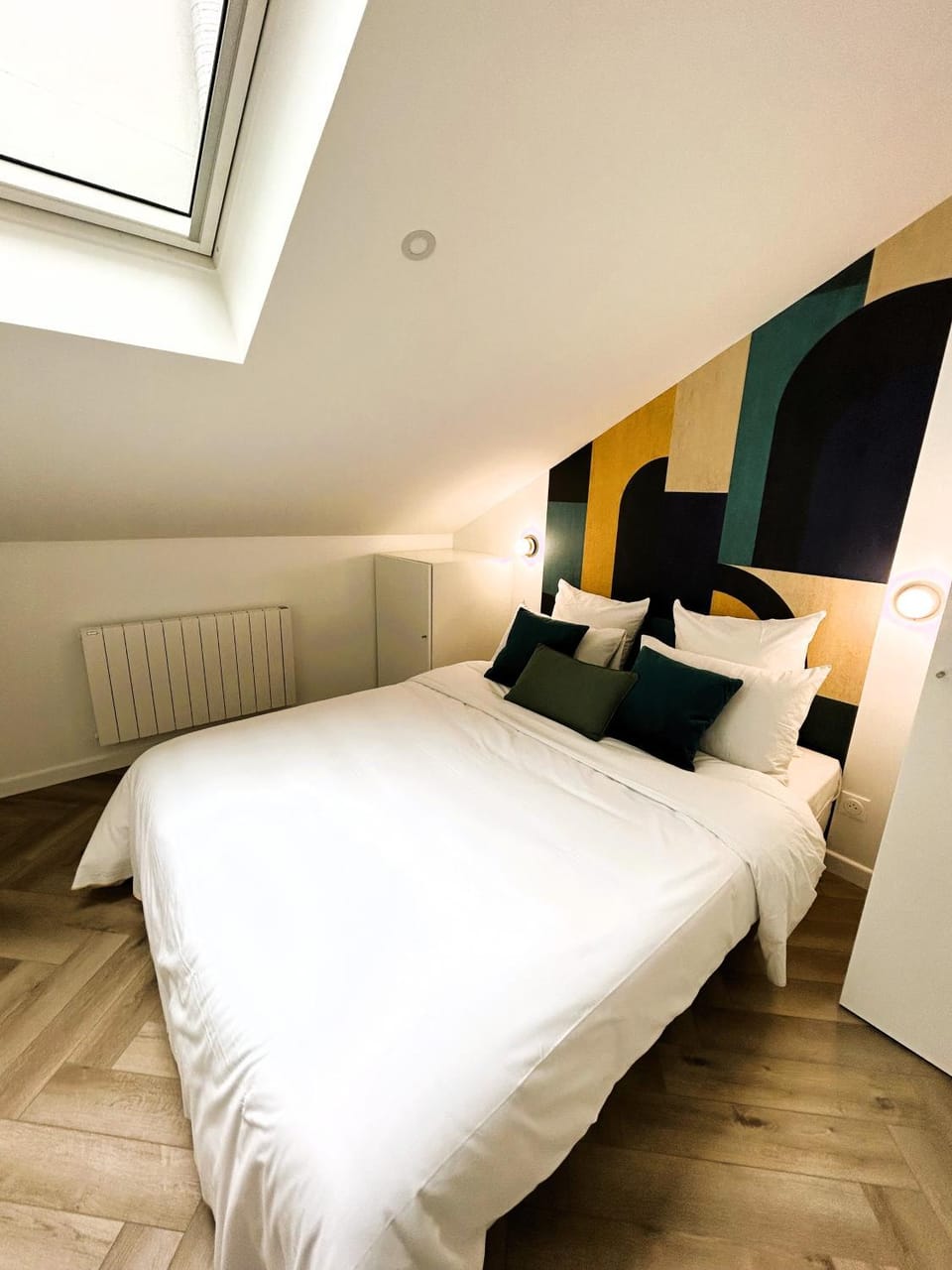 Bed, Photo of the whole room, Decorative detail, Bedroom, internet