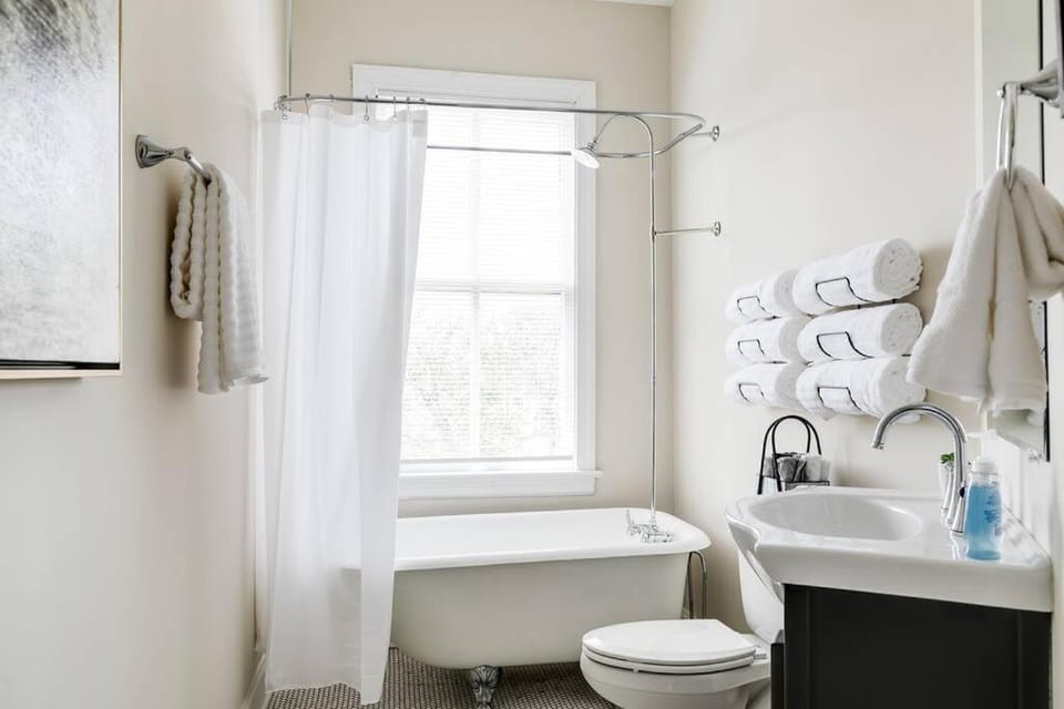 Shower, Toilet, Bathroom, Bath, towels