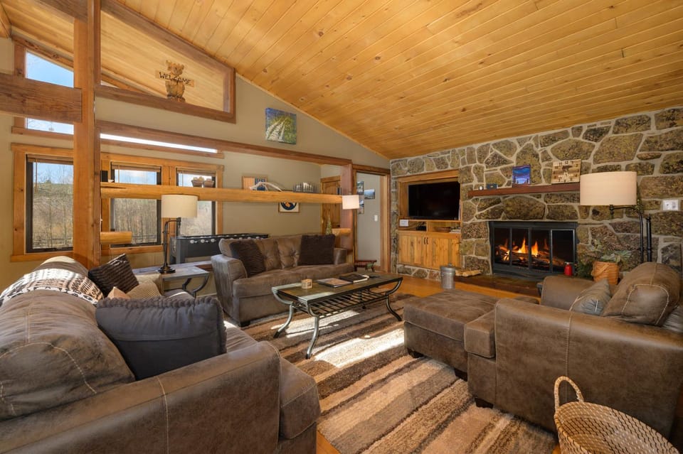 TV and multimedia, Living room, Seating area, fireplace, furniture