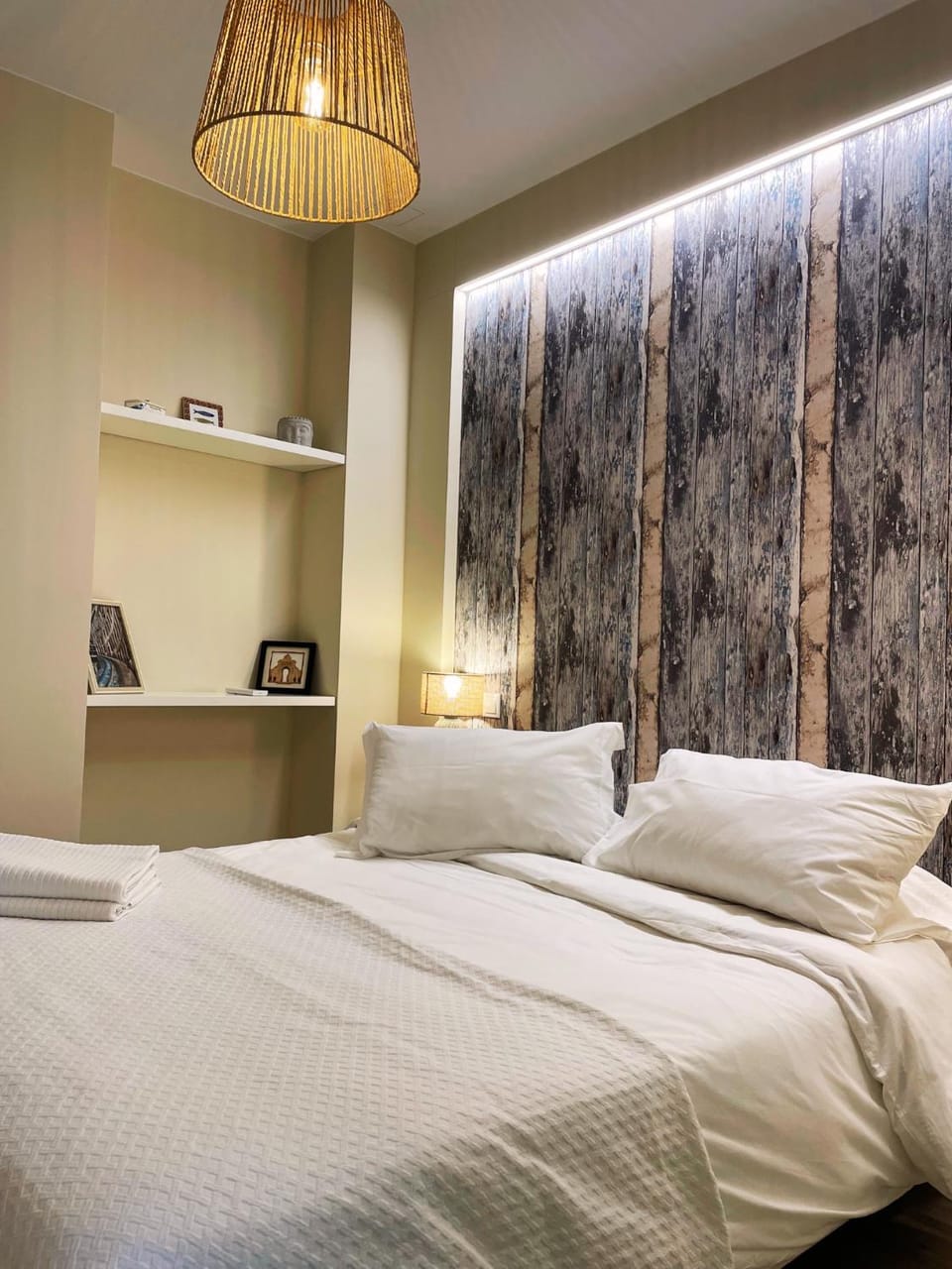 Bed, Photo of the whole room, Bedroom