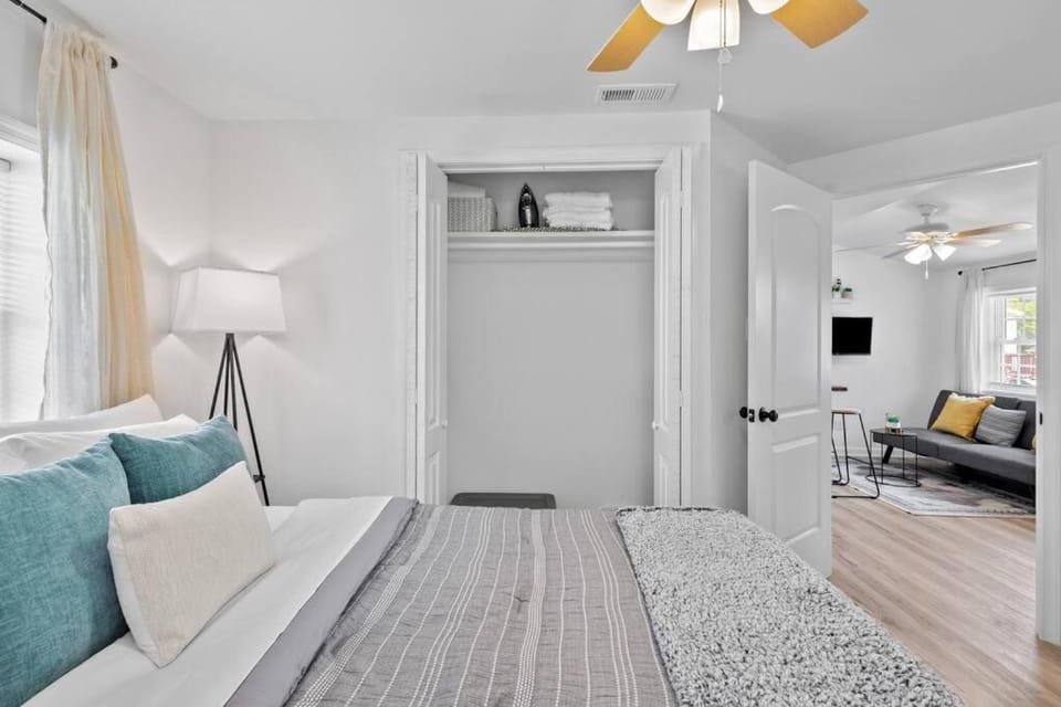 Bed, TV and multimedia, Photo of the whole room, Bedroom