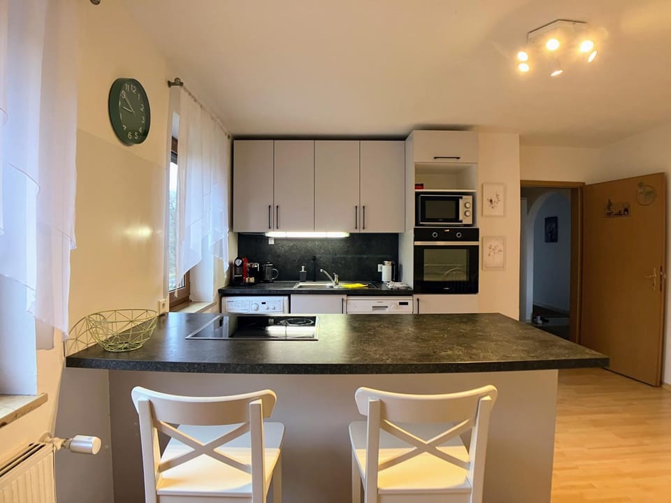 Coffee/tea facilities, Kitchen or kitchenette, Dining area, dishwasher, oven, stove, toaster, washing machine, kitchen