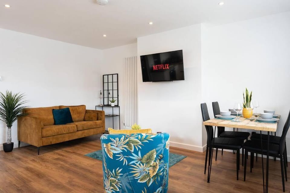 TV and multimedia, Living room, Seating area, Evening entertainment