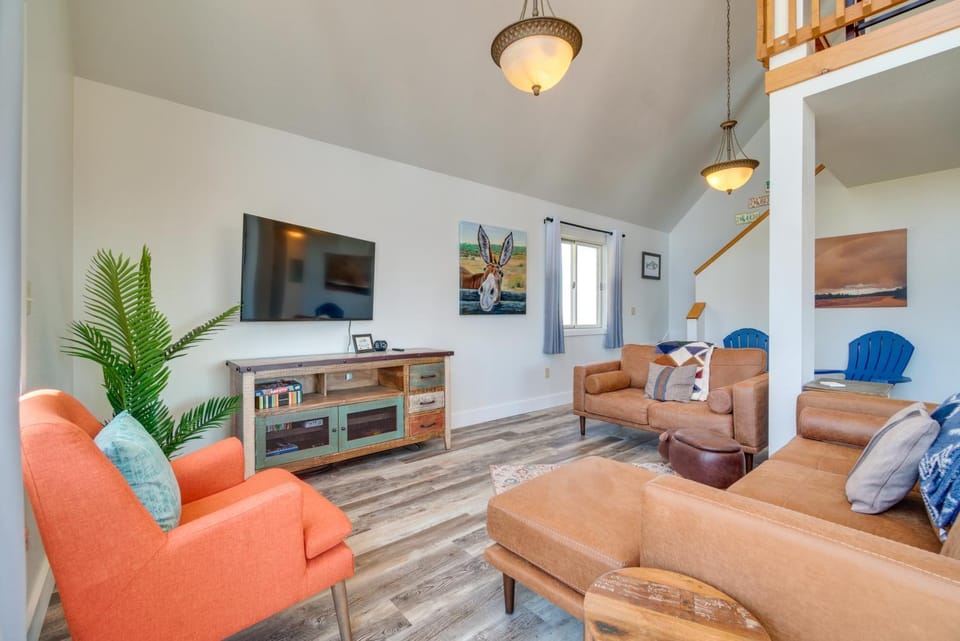 Bright Wyoming Retreat w/ Deck & Mountain Views! House in Saratoga