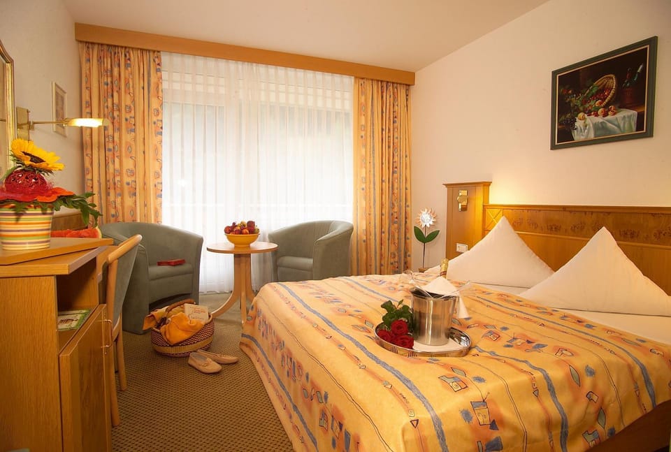 Photo of the whole room, Decorative detail