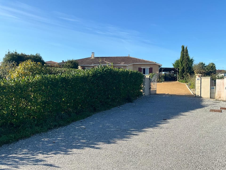 Charmant T2, Cl 3 étoiles, 4 Lits, 4 personnes et 1enfant, parking et terrasse Apartment in Nouvelle-Aquitaine