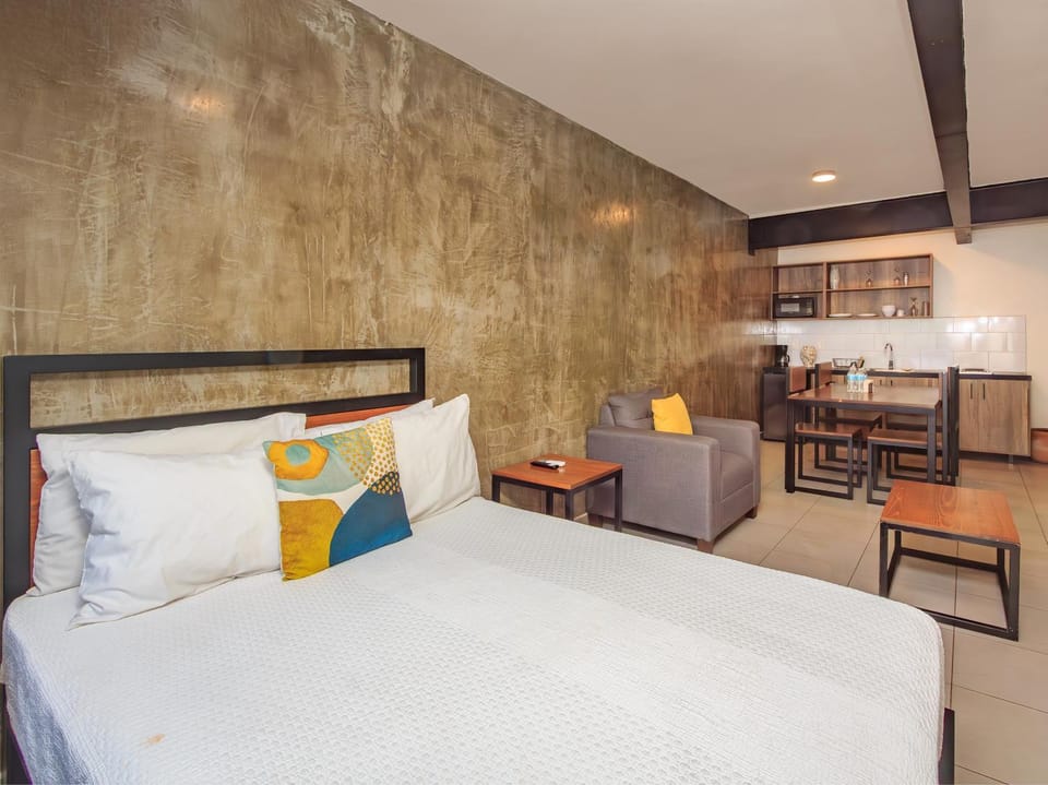 Bed, Kitchen or kitchenette, Living room, Photo of the whole room, Seating area, Dining area, Bedroom, minibar