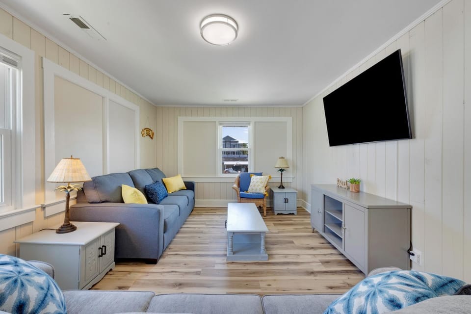 Communal lounge/ TV room, TV and multimedia, Living room, Seating area, Evening entertainment