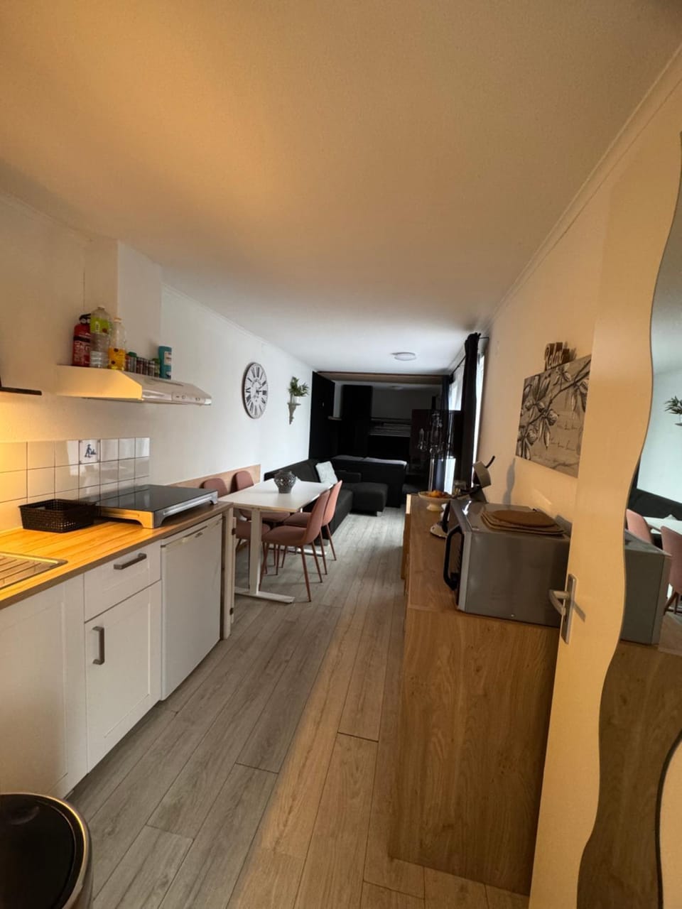 Kitchen or kitchenette, Dining area, microwave