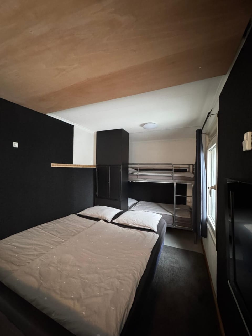 Bedroom, bunk bed
