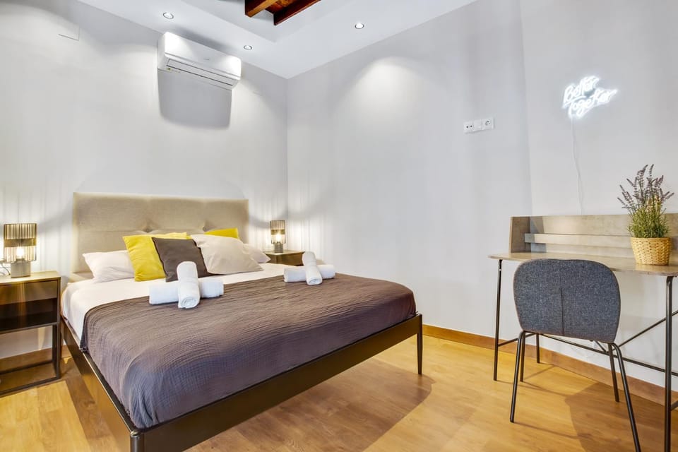 Bed, Seating area