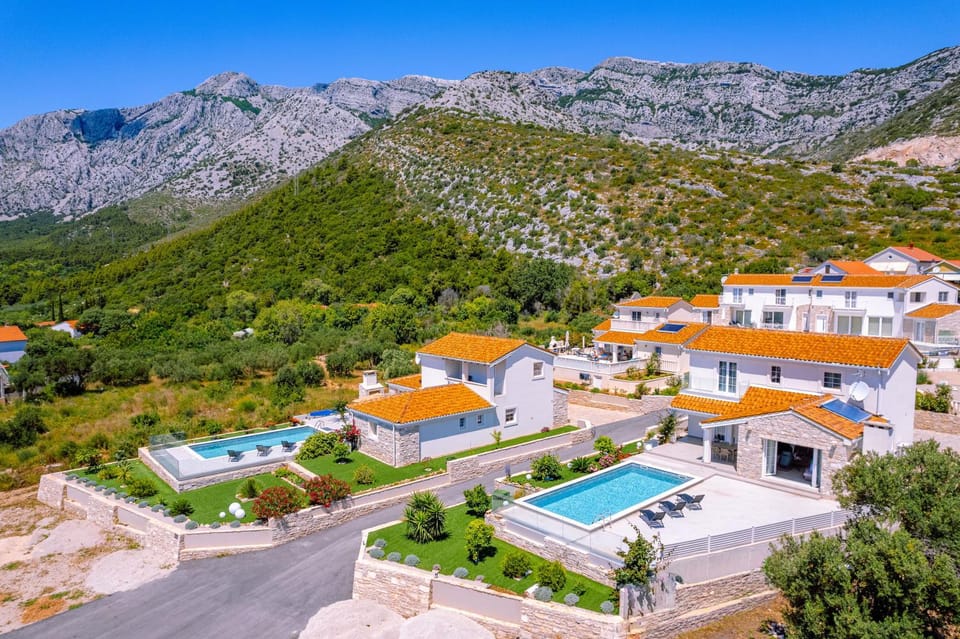 Property building, Natural landscape, Bird's eye view, Mountain view, Swimming pool