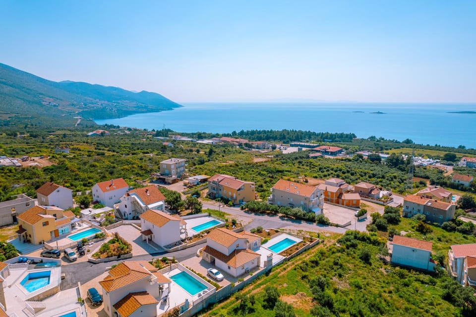 Property building, Day, Natural landscape, Bird's eye view, City view, Mountain view, Pool view, Sea view, Swimming pool