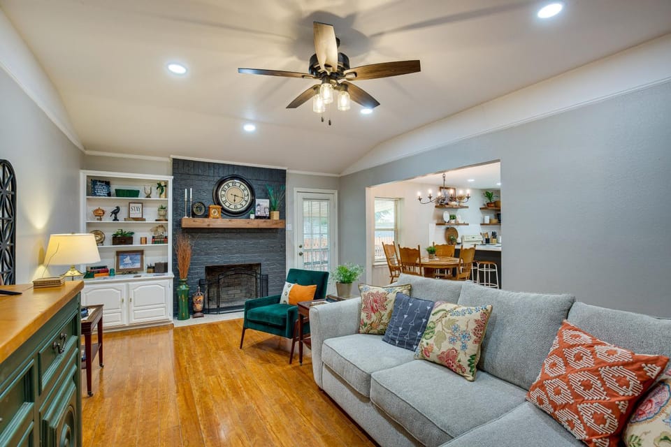 Home 1 Mi to Historic Gingerbread District and Dtwn! House in Waxahachie