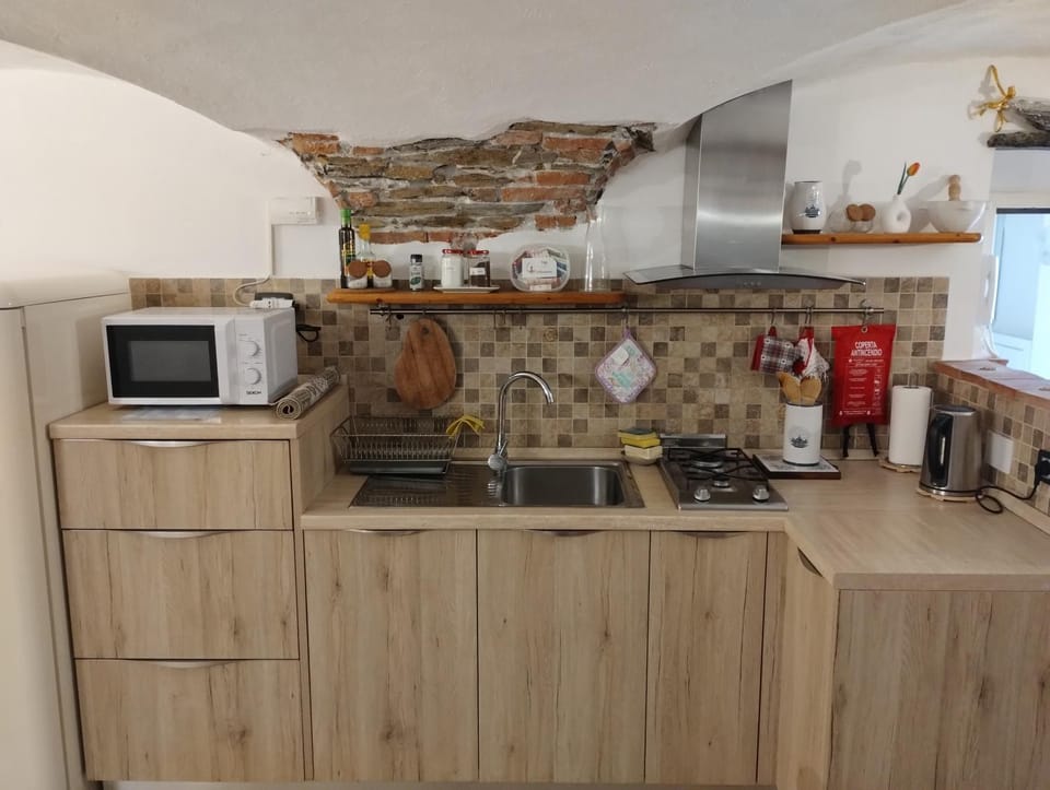 Coffee/tea facilities, Kitchen or kitchenette, dishwasher, stove