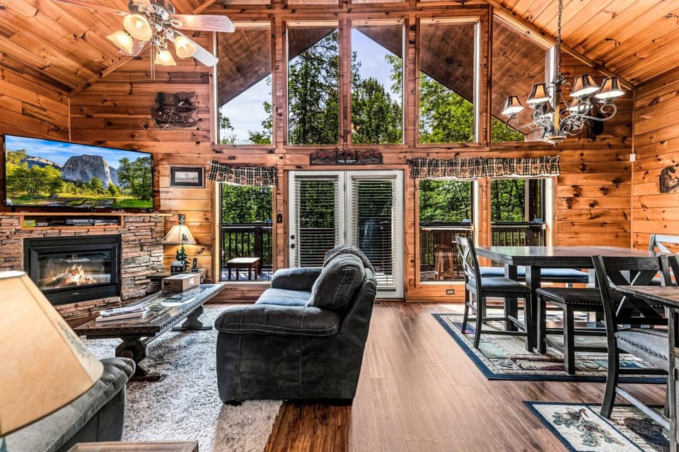 Amazing Grace - Hot Tub, Stone Firepit & Arcade Loft Near Pigeon Forge Villa in Sevier County