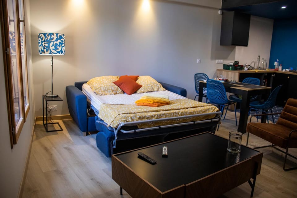 Bed, Living room