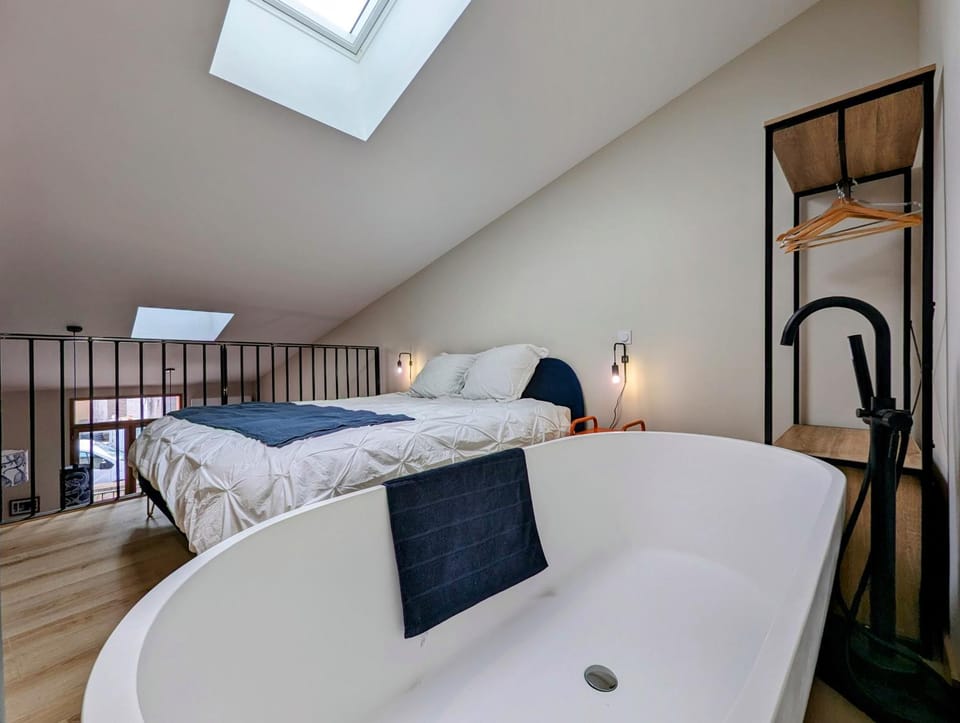 Bed, Photo of the whole room, Bedroom, Bath