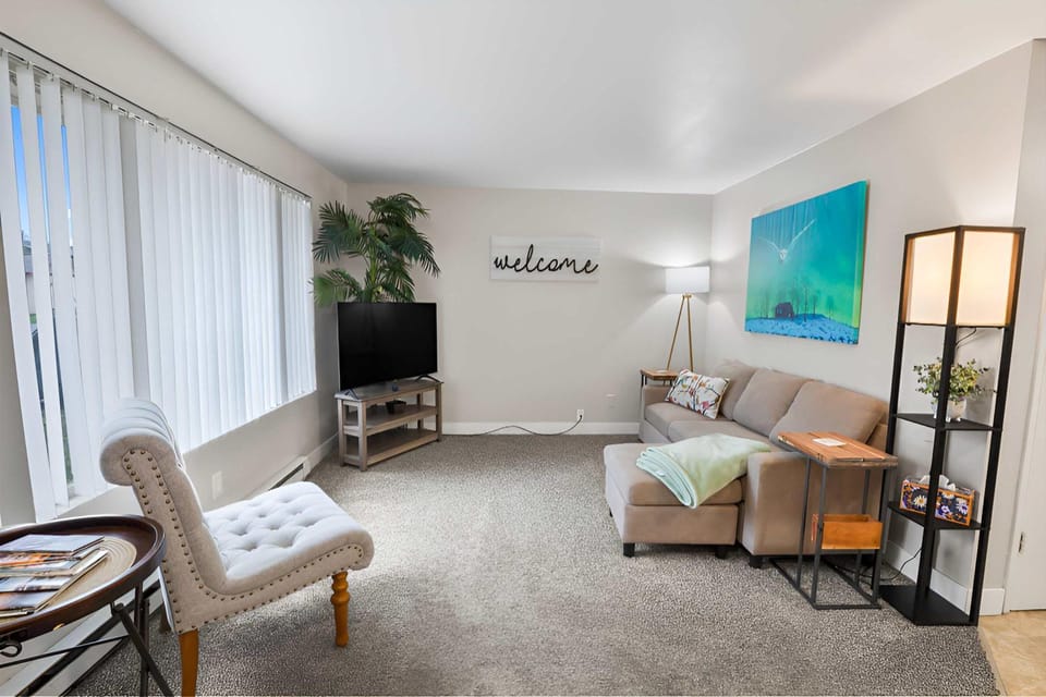 Central Location - quiet cozy furnished apt #4 Apartment in Everett