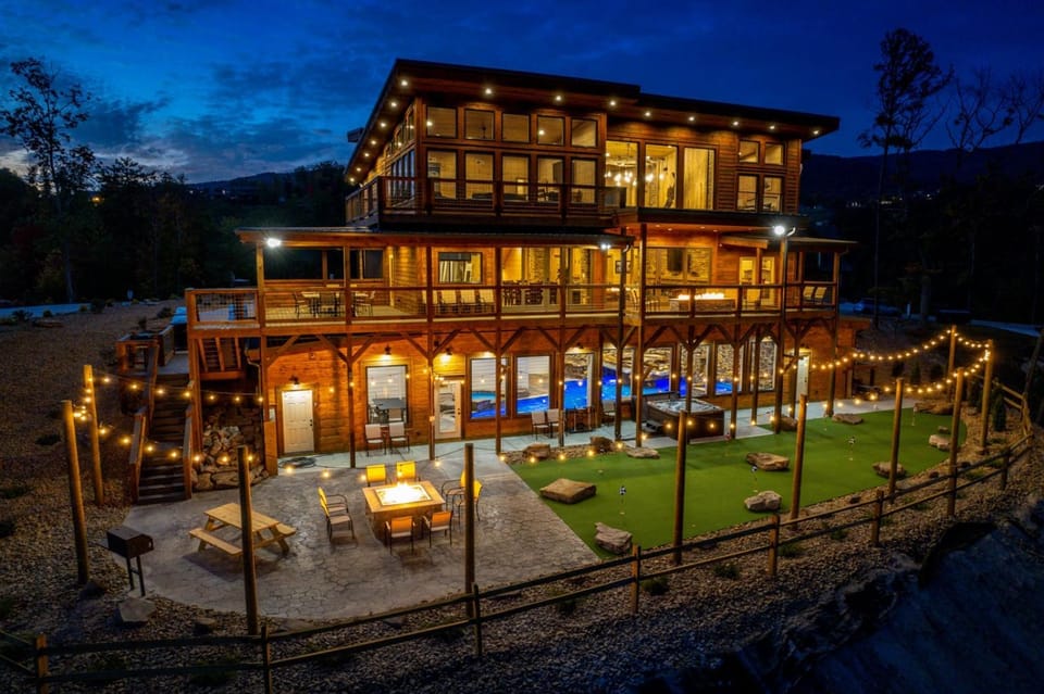 Skyriver Falls - Spectacular Private Pool! House in Sevier County