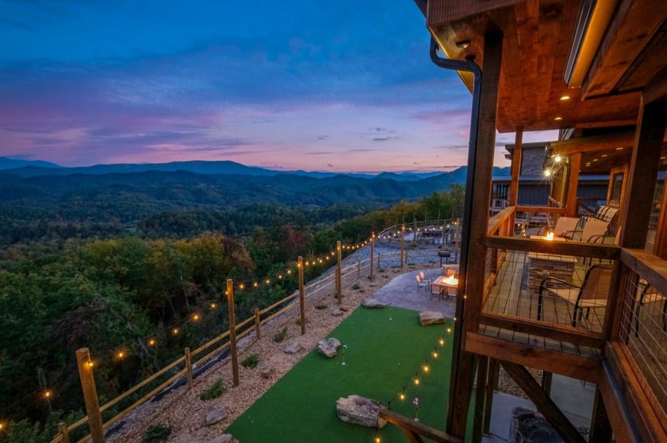 Skyriver Falls - Spectacular Private Pool! House in Sevier County