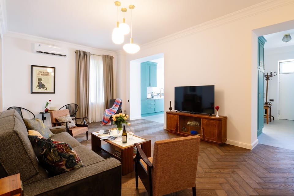 TV and multimedia, Living room, Seating area, Evening entertainment, air conditioner