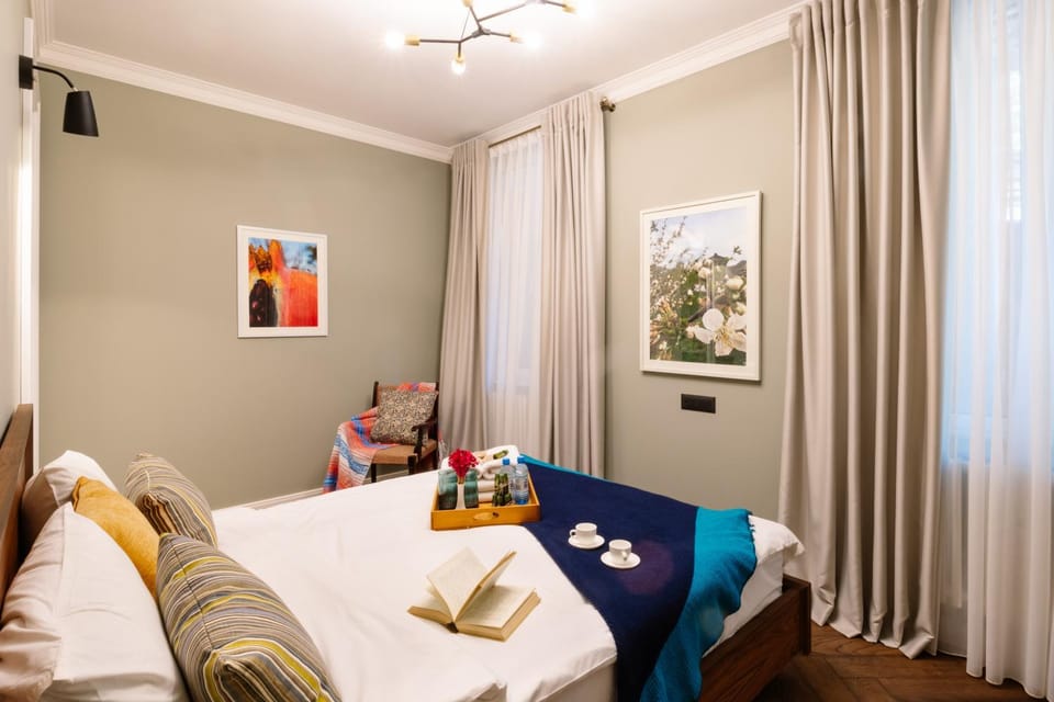 Bed, Photo of the whole room, Seating area, Bedroom